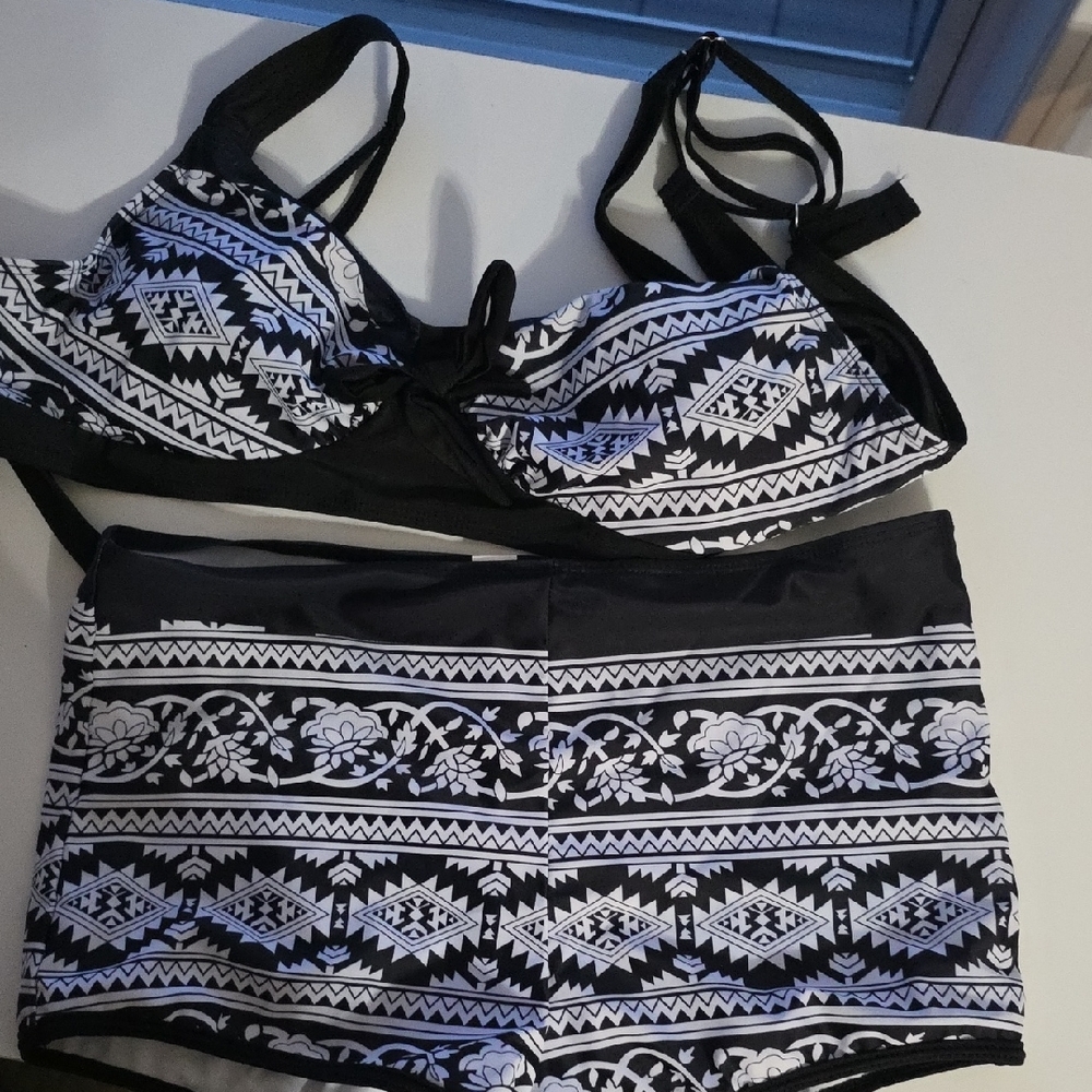 565 Black and White Patterned Women's Swim Suit